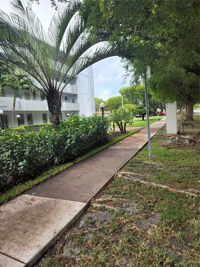 Building Photo - 1351 NE 191st St