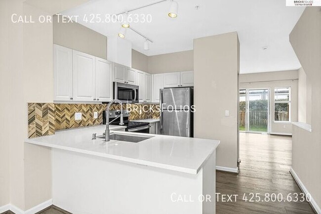 Building Photo - Prime Bellevue Location – Parkside Townhom...