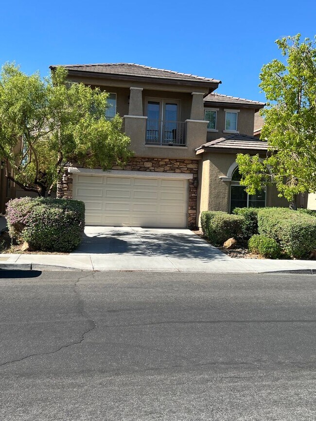 Building Photo - ABSOLUTELY AMAZING! Large 4 bedroom 2 stor...