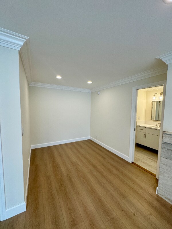 Building Photo - 2414 S Barrington Ave