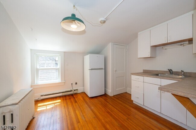 Building Photo - 200 Valley Rd