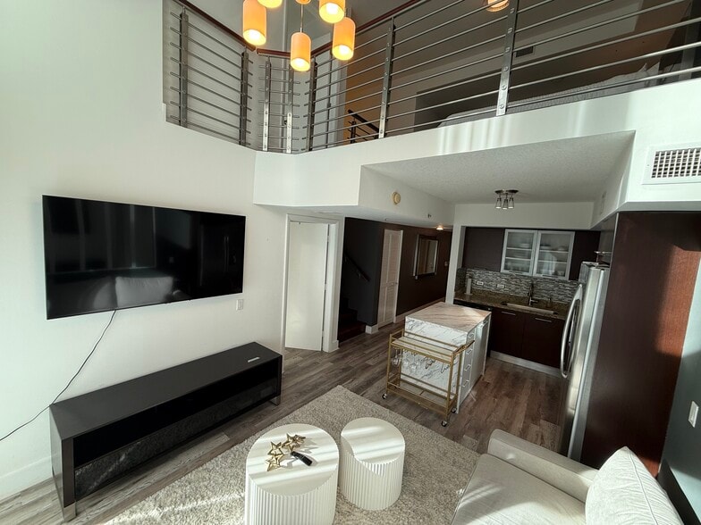 2/2 unit 708 - 31 SE 5th St