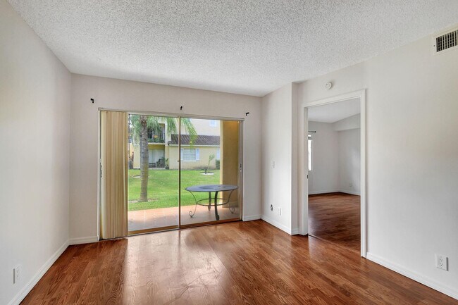 Building Photo - 1110 Lake Shore Dr