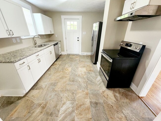 Building Photo - 3 Bed/2 Bath House Located in Suncrest Lawncare included - Available NOW