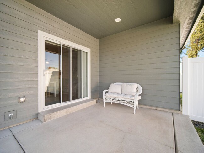 Building Photo - 3-Bedroom Home with Private Garage and Fen...