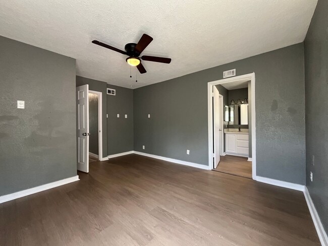 Building Photo - 3 BEDROOM 2 BATH WITH BACK APARTMENT