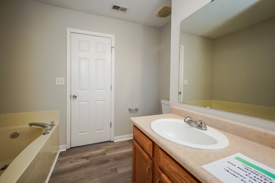 Building Photo - 10302 Draycott Way