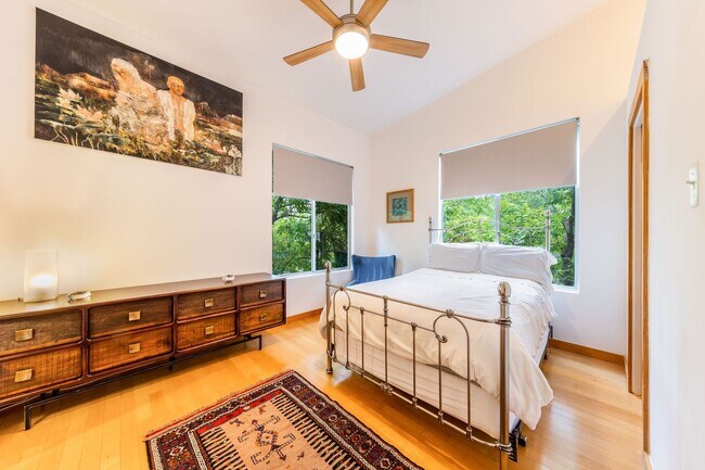 Building Photo - Gorgeous Fully Furnished Home in Brentwood...