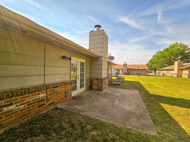 Building Photo - 3 Bedroom 2 Bath Home In Shawnee