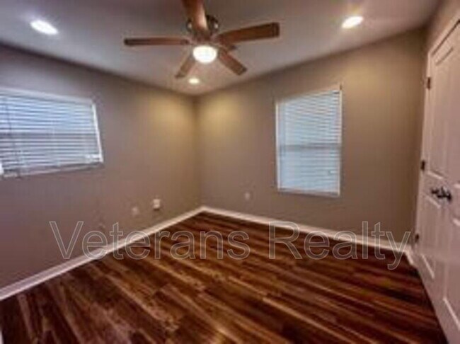 Building Photo - 113 Alverado Dr