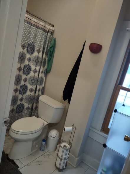 shared bathroom - 363 Laurel St