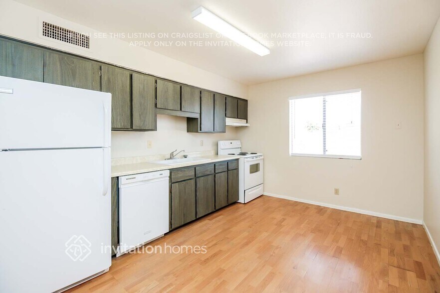 Building Photo - 580 W Del Rio St