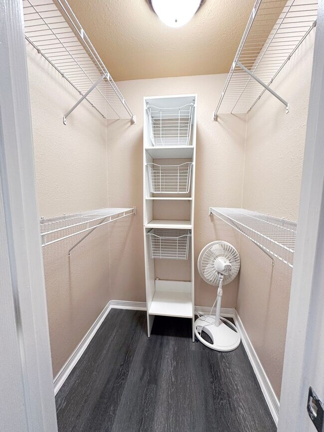 Building Photo - Unfurnished 2 Bedroom Townhome Near the Be...