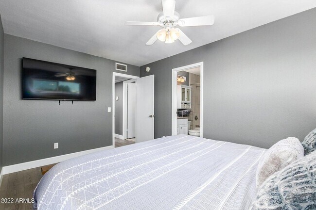 Building Photo - 1502 E Topeka Dr