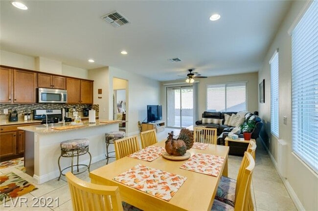 Building Photo - Mountains Edge 4 Bedroom!