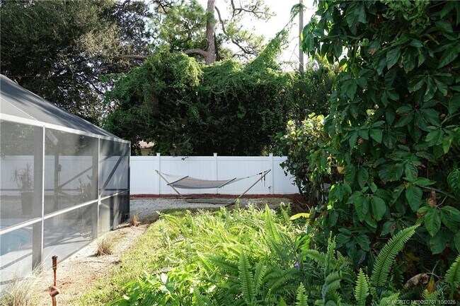 Building Photo - 905 SE Flamingo Ave