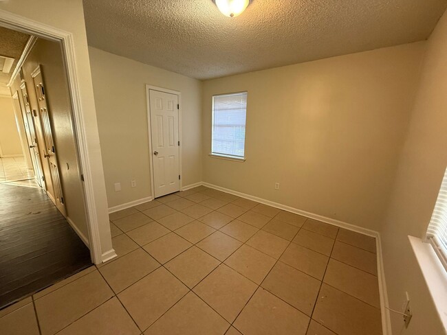 Building Photo - Charming 3 bedroom 1.5 Bathroom Located in...