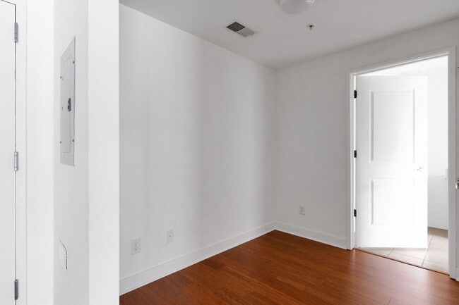 Building Photo - Charming 1BR Condo in Atlanta