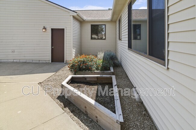 Building Photo - 2409 Heritage Dr