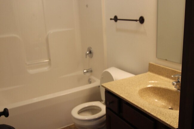 Building Photo - 4 Bedroom, 3 bath close to University