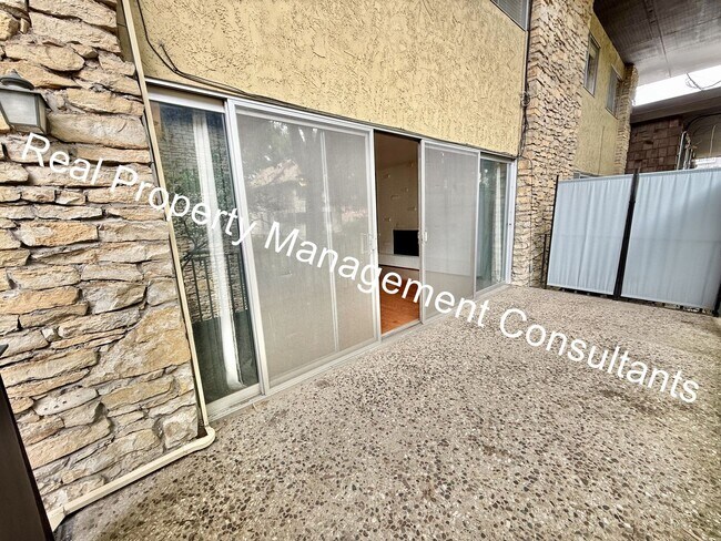 Building Photo - Beautiful Condo on the Plaza with City Vie...