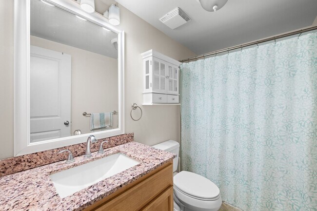 Building Photo - 2 Bed / 2 Bath Bridge-Level Condo with Ocean View & 2 parking stalls