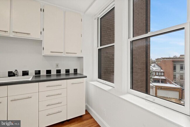 Building Photo - 1316 New Hampshire Ave NW