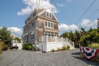 Building Photo - 117 River St
