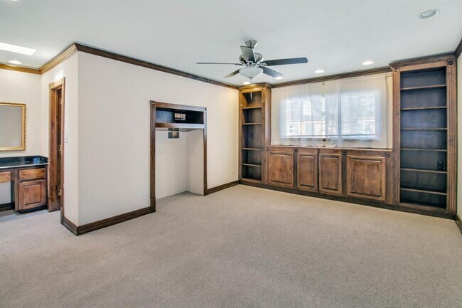 Building Photo - 452 N Post Oak Ln