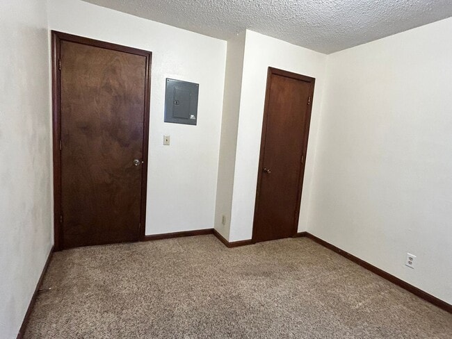 Building Photo - Convenient Location