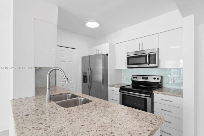 Building Photo - 1155 Brickell Bay Dr