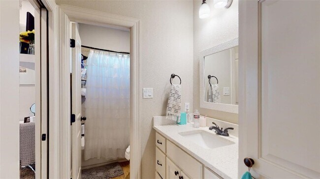 Building Photo - 105 Luther St