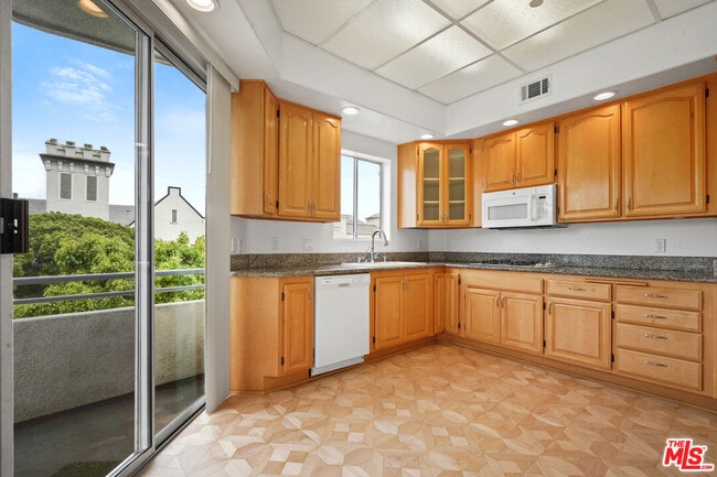 Building Photo - 1325 Arizona Ave