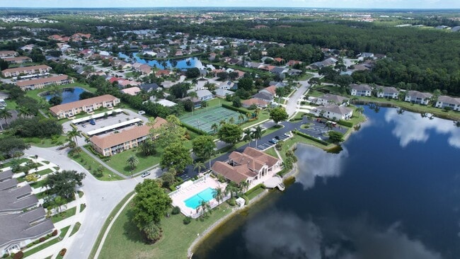 Building Photo - ** CROWN POINTE SHORES ** 2 BED + DEN / 2 BATH - GARAGE - TURNKEY FURNISHED - ANNUAL RENTAL