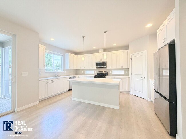 Building Photo - Modern 5-Bedroom Home with Mother-In-Law Suite & Covered Patio!