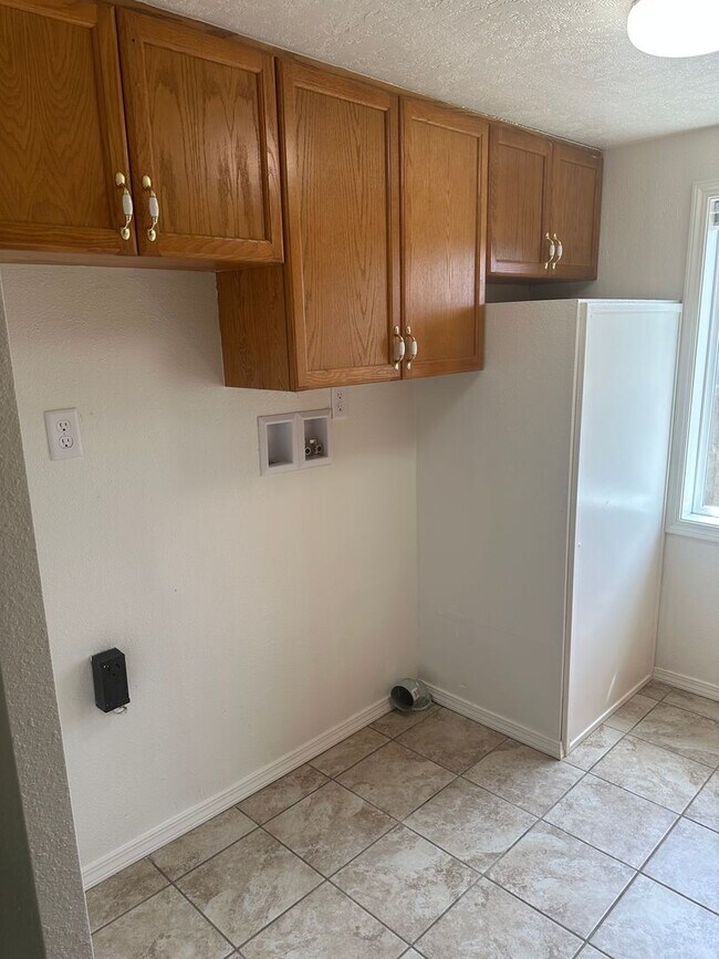 Building Photo - 3 bedroom 2 bathroom house in Dexter!