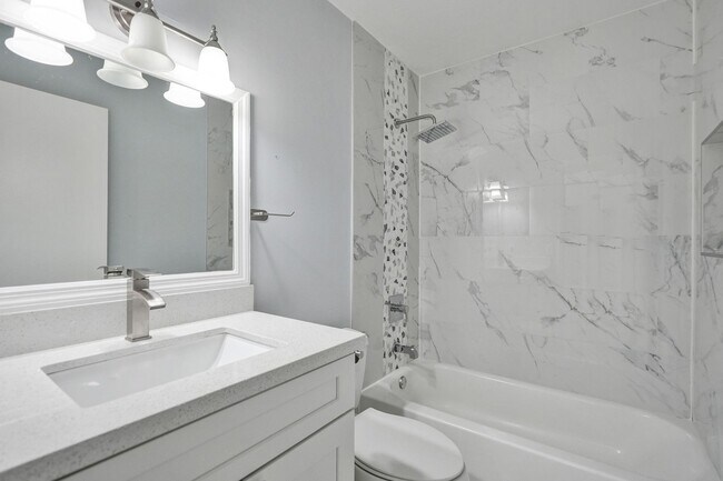 Building Photo - Renovated and Updated 2 Bed, 2 Bath Condo ...