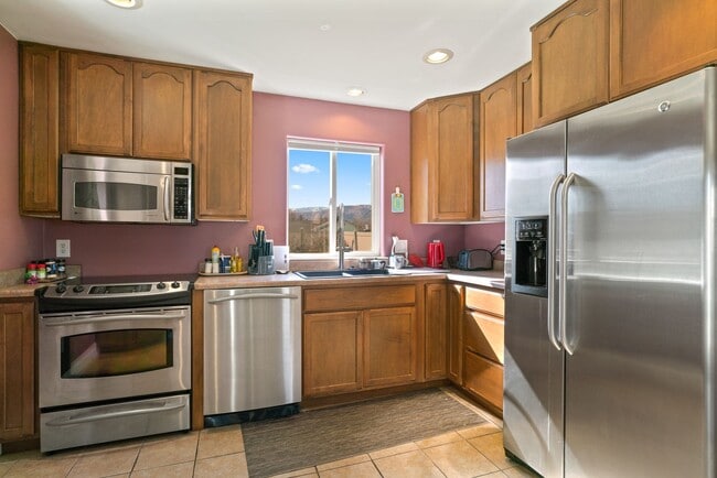 Building Photo - Beautiful 3 Bedroom 2.5 bath home with 2 c...