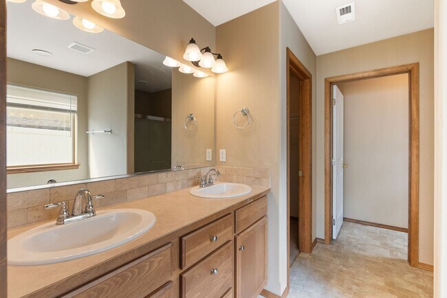 Building Photo - 3 Bedroom Home with a 3 Car Garage in Deer...