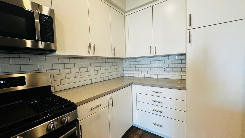 Building Photo - 5933 Sunstone Dr