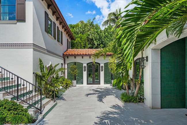 Building Photo - 1535 N Ocean Blvd