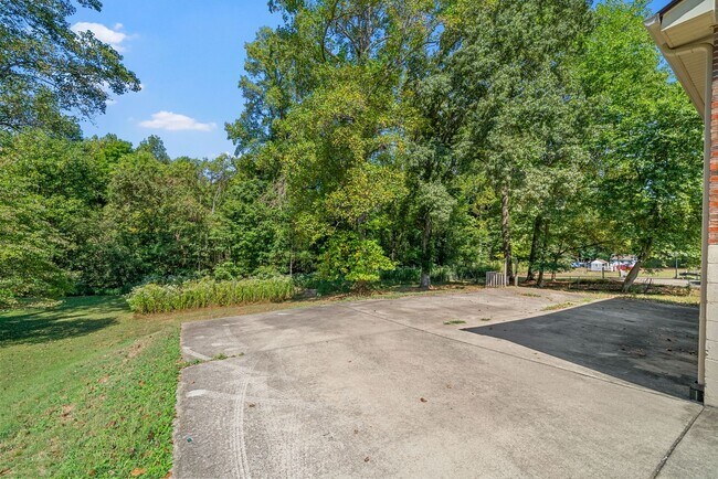 Building Photo - 3 Bedroom 2 Bath Dog Friendly Home For Rent Near Providence Blvd.