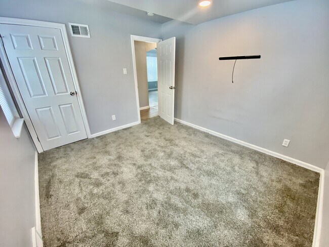 Building Photo - 2429 Mary Ave