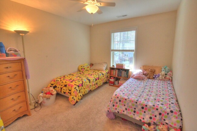 Building Photo - Beautiful 3 Bedroom/ 2.5 Bath Townhome in ...