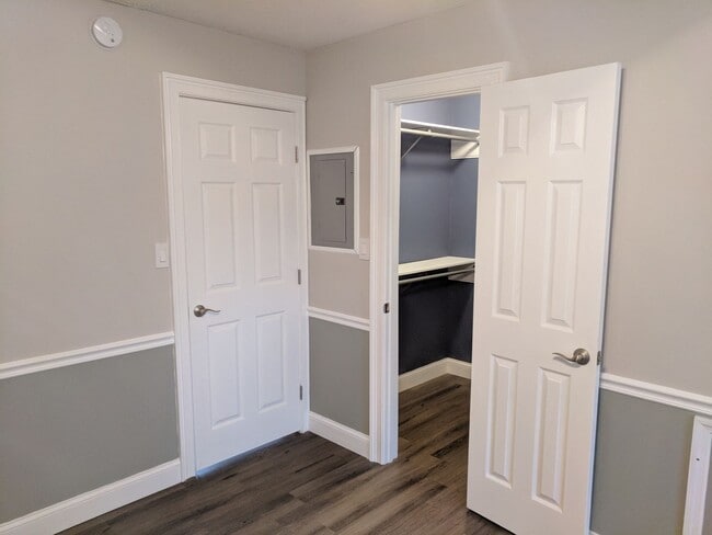Building Photo - Gorgeous 1BR Condo Walk to Class