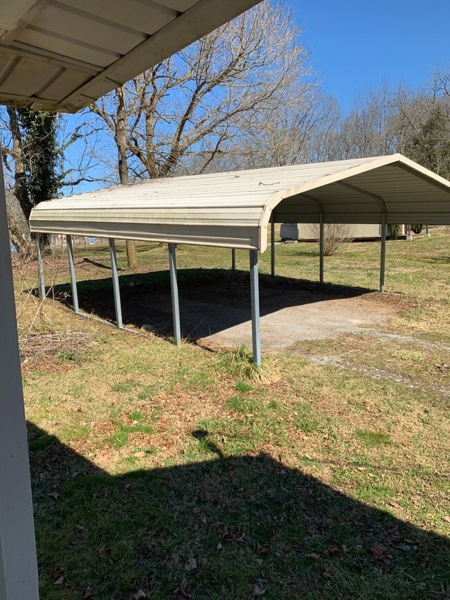 Building Photo - 3356 Avoca Rd