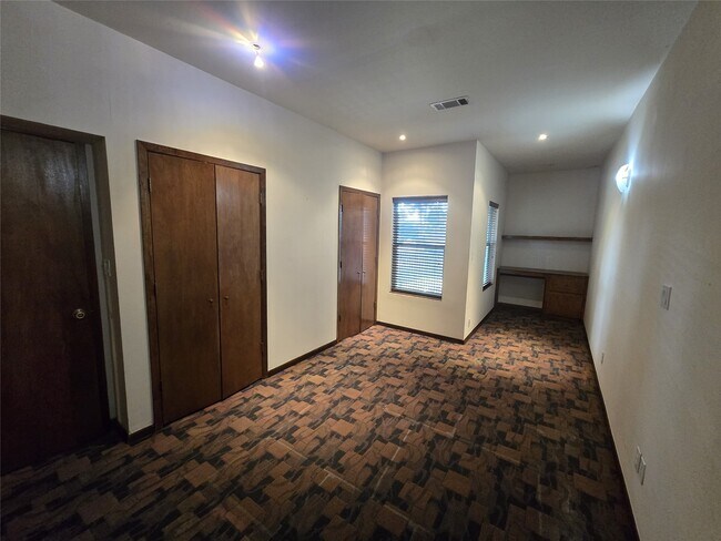 Building Photo - 3231 Hemingway Dr