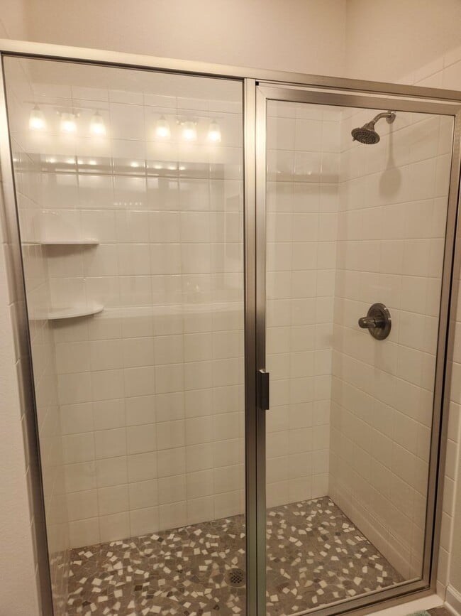 Building Photo - Perfect size, perfect location!