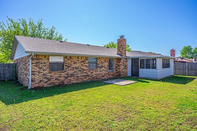 Building Photo - Corner-Lot 3Bedroom Charmer in Yukon with Fireplace & Enclosed Patio!