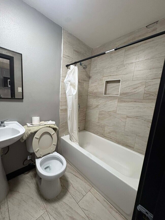 Building Photo - 711 Pasadena Fwy